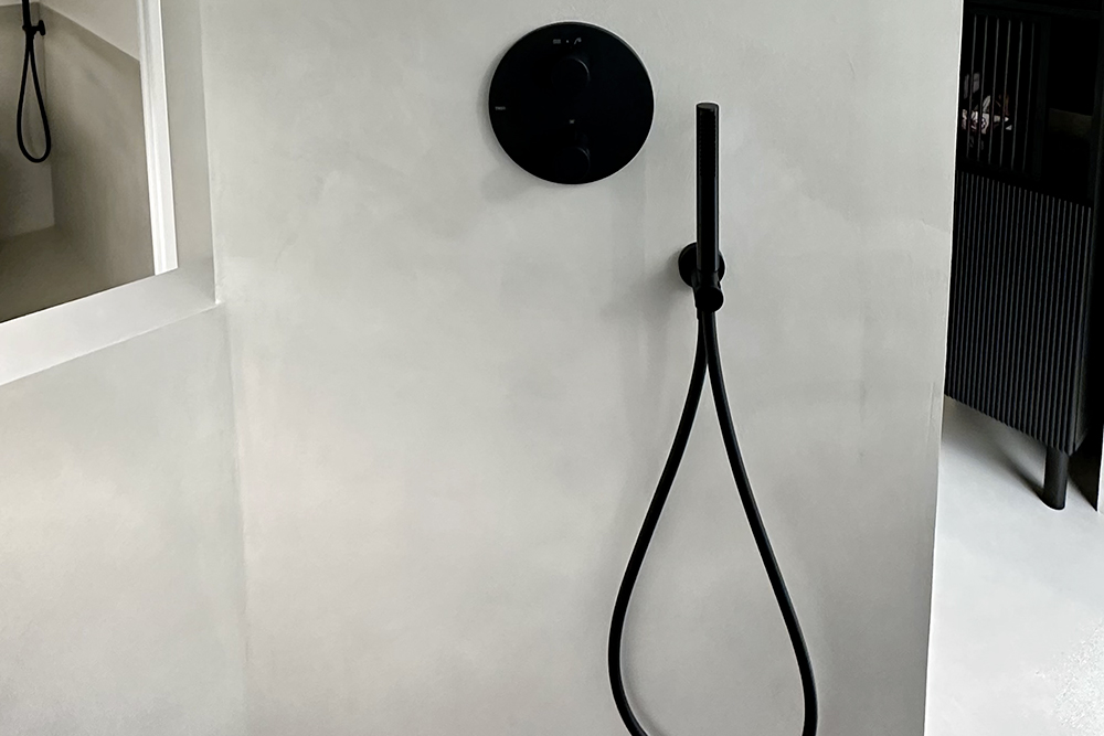 beton--cire-marius-aurenti-salle-bain-mur-alpes-maritime