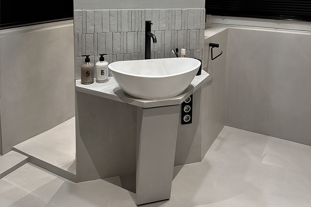 beton--cire-marius-aurenti-salle-bain-var
