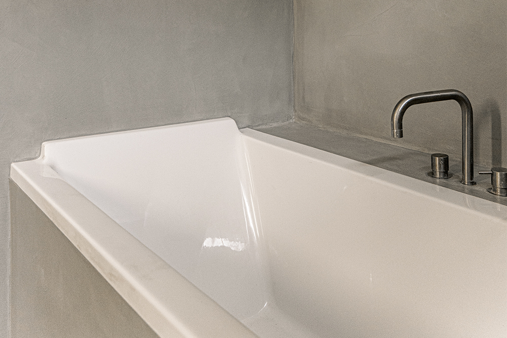 salle-debain-beton-cire-baignoire